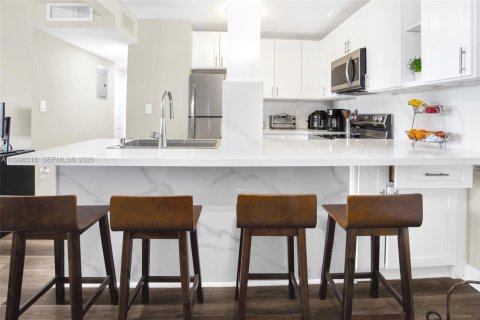 Купить кондоминиум в Майами, Флорида 2 спальни, 84.91м2, № 2060885 - фото 2