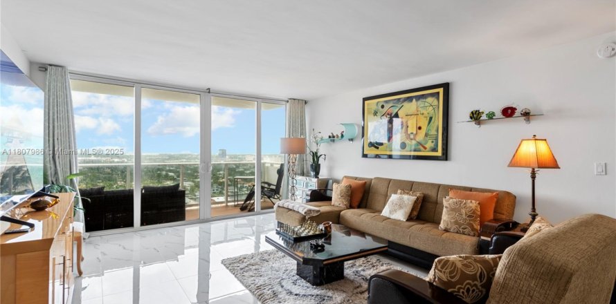Condominio en Hallandale Beach, Florida, 2 dormitorios № 1748465