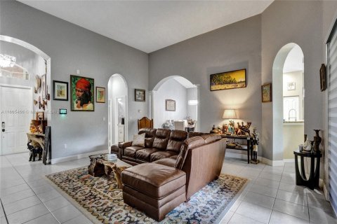 Снять в аренду виллу или дом в Мирамар, Флорида 4 спальни, 244.7м2, № 1957740 - фото 5