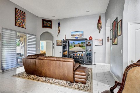 Снять в аренду виллу или дом в Мирамар, Флорида 4 спальни, 244.7м2, № 1957740 - фото 7