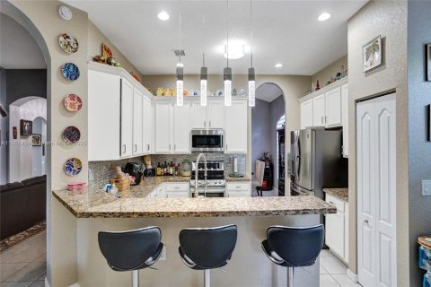 Снять в аренду виллу или дом в Мирамар, Флорида 4 спальни, 244.7м2, № 1957740 - фото 11