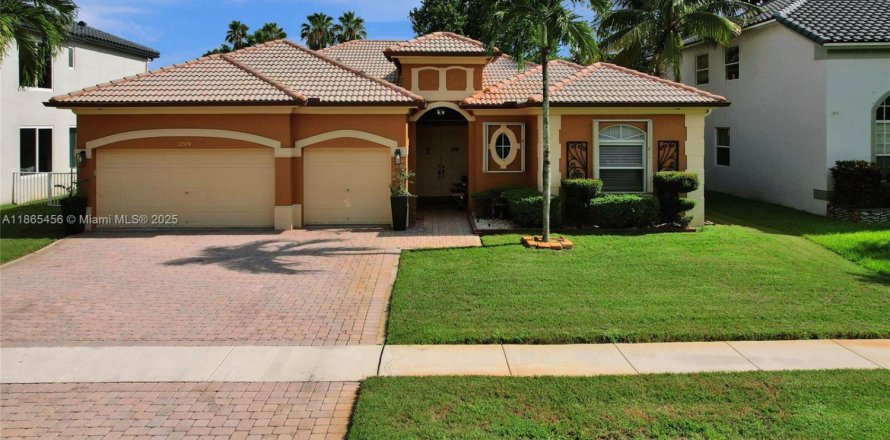 Дом в Мирамар, Флорида 4 спальни, 244.7м2 № 1957740