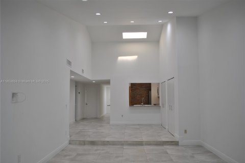 Condo in Miami, Florida, 2 bedrooms № 2076761 - photo 11