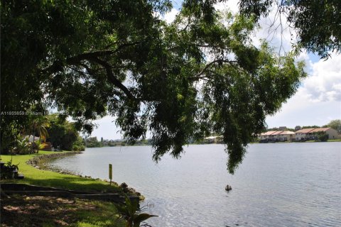 Condo in Miami, Florida, 2 bedrooms № 2076761 - photo 23