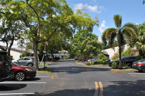Condo in Miami, Florida, 2 bedrooms № 2076761 - photo 3