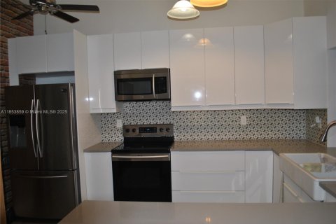 Condo in Miami, Florida, 2 bedrooms № 2076761 - photo 8