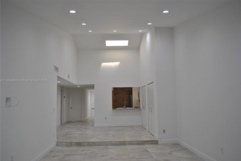 Condo in Miami, Florida, 2 bedrooms № 2076761 - photo 13
