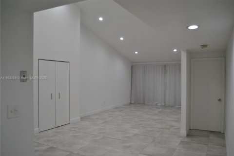 Condo in Miami, Florida, 2 bedrooms № 2076761 - photo 12