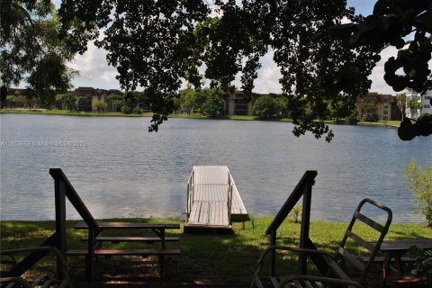 Condo in Miami, Florida, 2 bedrooms № 2076761 - photo 4