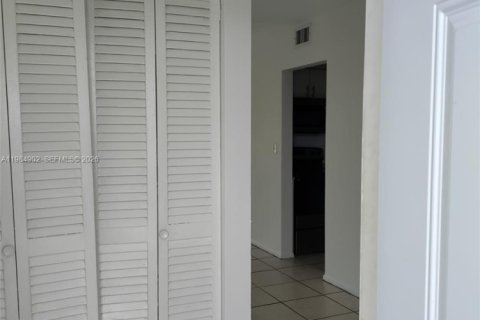 Купить кондоминиум в Майами, Флорида 1 спальня, 58.99м2, № 2047309 - фото 19