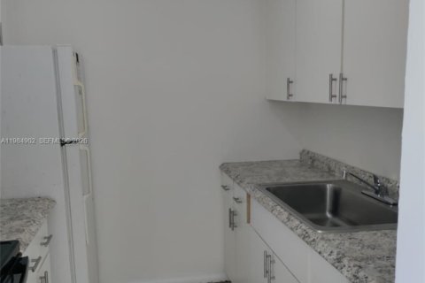 Купить кондоминиум в Майами, Флорида 1 спальня, 58.99м2, № 2047309 - фото 3