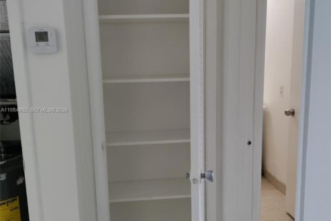Купить кондоминиум в Майами, Флорида 1 спальня, 58.99м2, № 2047309 - фото 18
