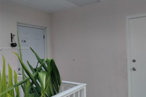 Купить кондоминиум в Майами, Флорида 1 спальня, 58.99м2, № 2047309 - фото 27