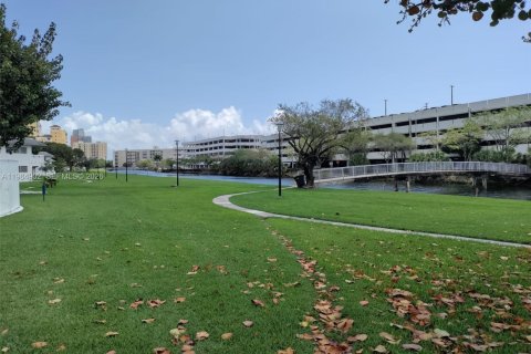 Купить кондоминиум в Майами, Флорида 1 спальня, 58.99м2, № 2047309 - фото 22