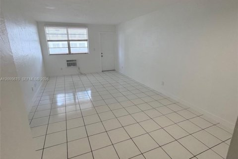 Condo in Miami, Florida, 2 bedrooms  № 2069656 - photo 12