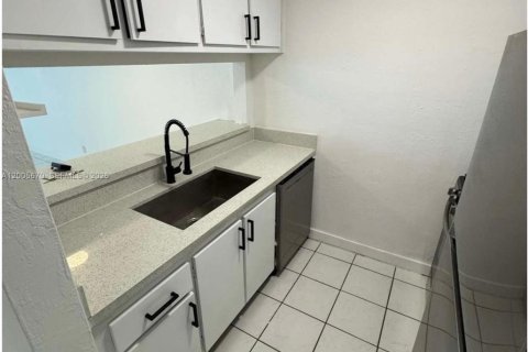 Condo in Miami, Florida, 2 bedrooms  № 2069656 - photo 6