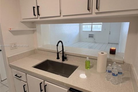 Condo in Miami, Florida, 2 bedrooms  № 2069656 - photo 4