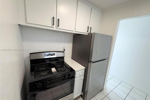 Condo in Miami, Florida, 2 bedrooms  № 2069656 - photo 9