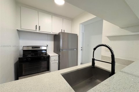 Condo in Miami, Florida, 2 bedrooms  № 2069656 - photo 8