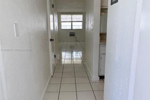 Condo in Miami, Florida, 2 bedrooms  № 2069656 - photo 16