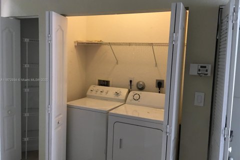 Casa en alquiler en Miami, Florida, 3 dormitorios, 174.47 m2 № 1897801 - foto 21