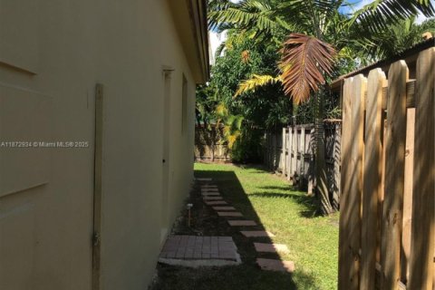 Casa en alquiler en Miami, Florida, 3 dormitorios, 174.47 m2 № 1897801 - foto 26