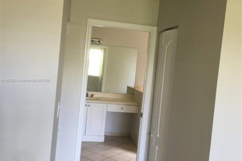 Casa en alquiler en Miami, Florida, 3 dormitorios, 174.47 m2 № 1897801 - foto 16
