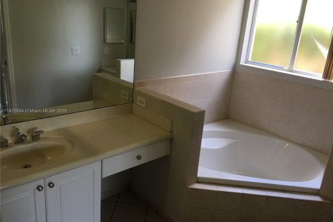 Casa en alquiler en Miami, Florida, 3 dormitorios, 174.47 m2 № 1897801 - foto 18