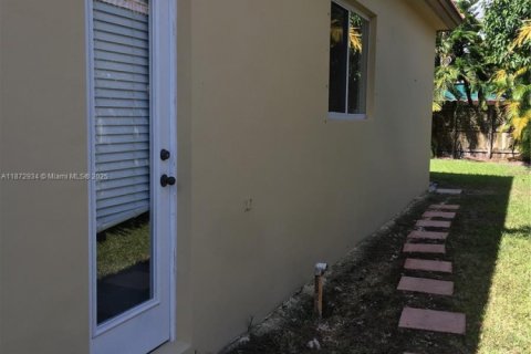 Casa en alquiler en Miami, Florida, 3 dormitorios, 174.47 m2 № 1897801 - foto 27