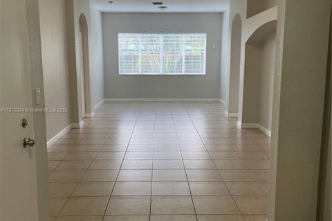 Casa en alquiler en Miami, Florida, 3 dormitorios, 174.47 m2 № 1897801 - foto 5