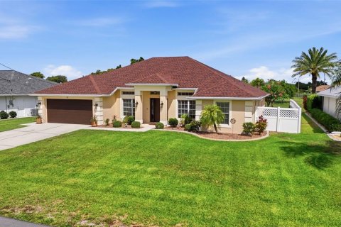 House in Rotonda, Florida 4 bedrooms, 200.67 sq.m. № 2099806 - photo 2