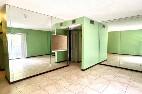 Condo in West Palm Beach, Florida, 1 bedroom  № 2169812 - photo 5