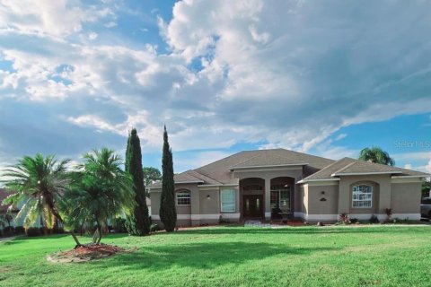 House in Clermont, Florida 6 bedrooms, 456.8 sq.m. № 1919749 - photo 1