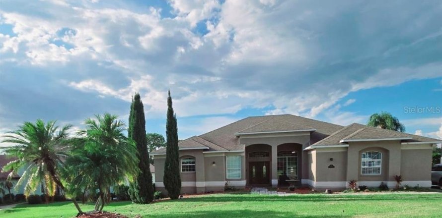 House in Clermont, Florida 6 bedrooms, 456.8 sq.m. № 1919749