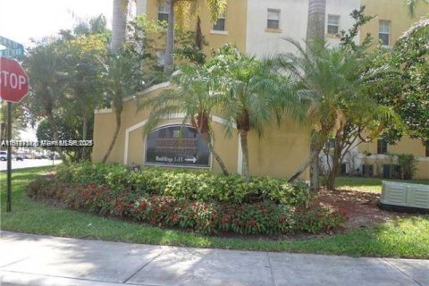 Снять в аренду кондоминиум в Пемброк-Пайнс, Флорида 2 спальни, 85.66м2, № 1986322 - фото 2