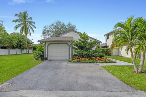 House in Wellington, Florida 2 bedrooms, 114.36 sq.m. № 2361974