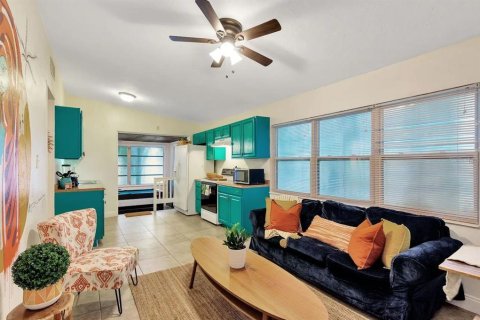 House in Gulfport, Florida 2 bedrooms, 85.28 sq.m. № 1866215 - photo 9