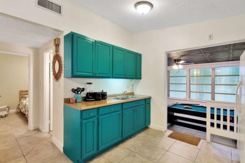 House in Gulfport, Florida 2 bedrooms, 85.28 sq.m. № 1866215 - photo 10