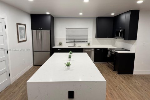 House in Miami, Florida 4 bedrooms № 1871442 - photo 10
