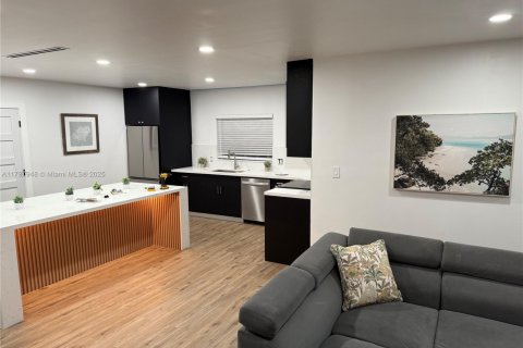 House in Miami, Florida 4 bedrooms № 1871442 - photo 1