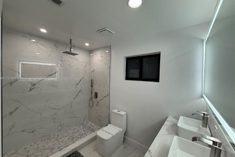 House in Miami, Florida 4 bedrooms № 1871442 - photo 14