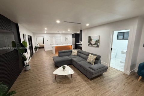 House in Miami, Florida 4 bedrooms № 1871442 - photo 20