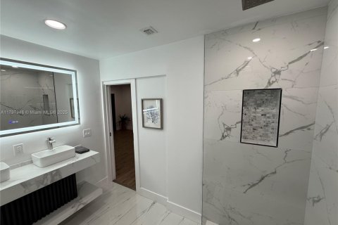 House in Miami, Florida 4 bedrooms № 1871442 - photo 15