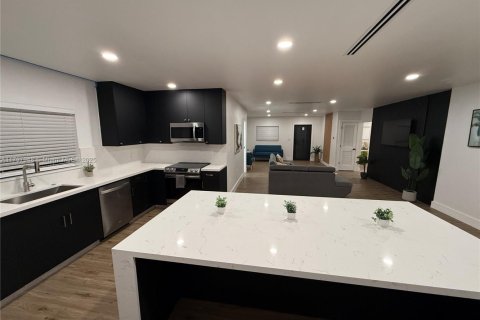 House in Miami, Florida 4 bedrooms № 1871442 - photo 4