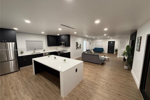 House in Miami, Florida 4 bedrooms № 1871442 - photo 3