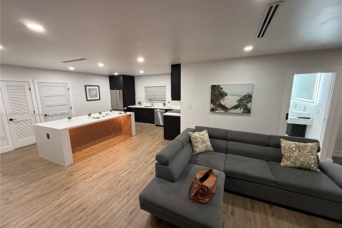 House in Miami, Florida 4 bedrooms № 1871442 - photo 2
