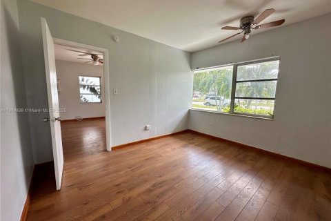 Купить коммерческую недвижимость в Норт-Майами-Бич, Флорида 177.81м2, № 1965493 - фото 16