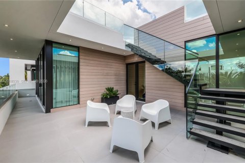 Villa ou maison à vendre à Miami, Floride: 4 chambres, 339.09 m2 № 2191377 - photo 18