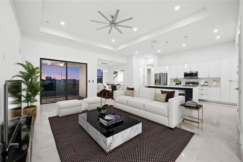 House in Cape Coral, Florida 3 bedrooms, 180.23 sq.m. № 1111407 - photo 4