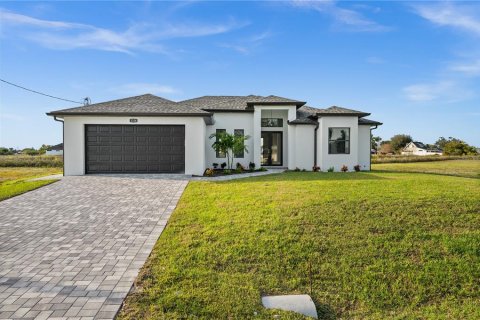 House in Cape Coral, Florida 3 bedrooms, 180.23 sq.m. № 1111407 - photo 1